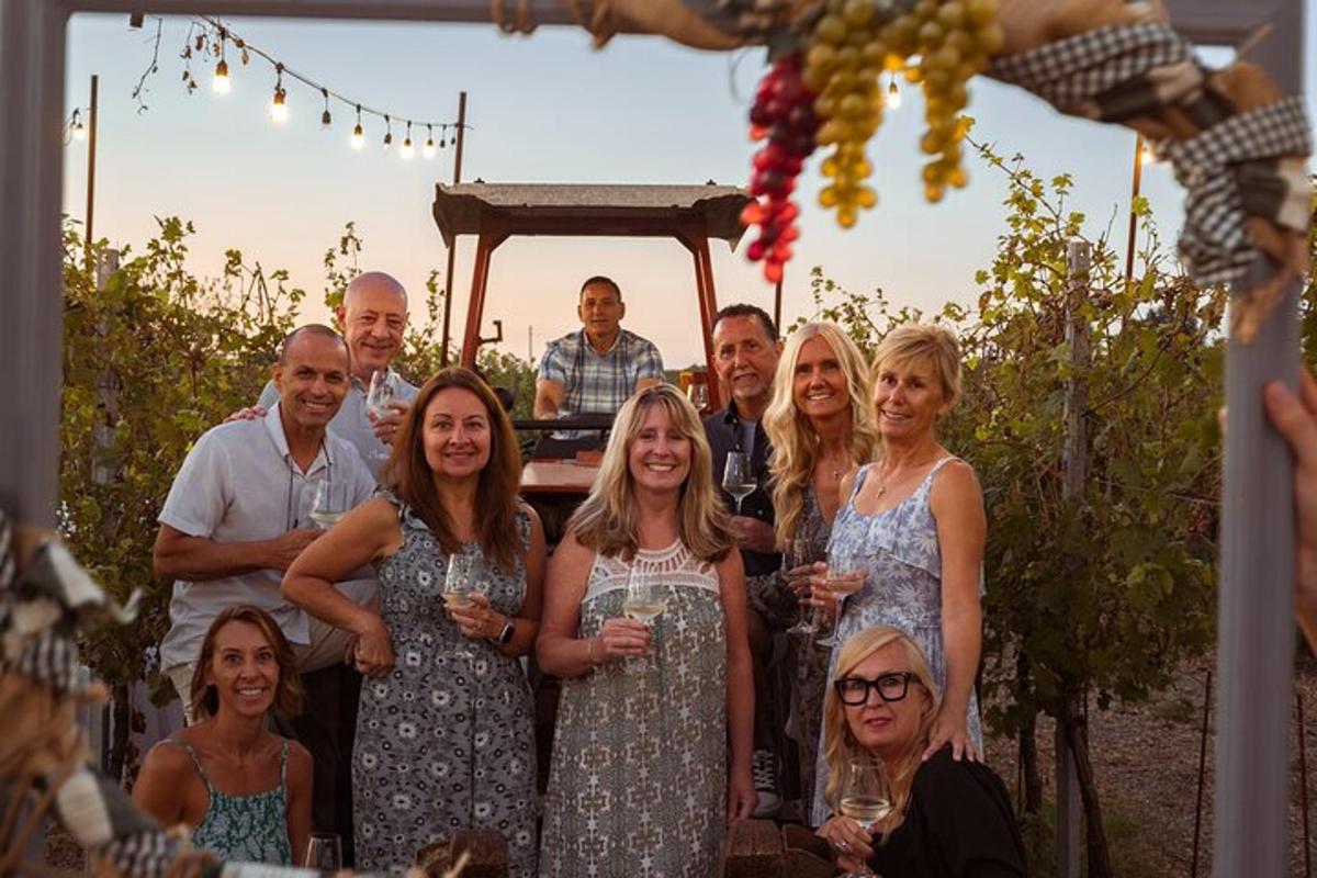 grupp inimesi, kes poseerivad peol pildi jaoks