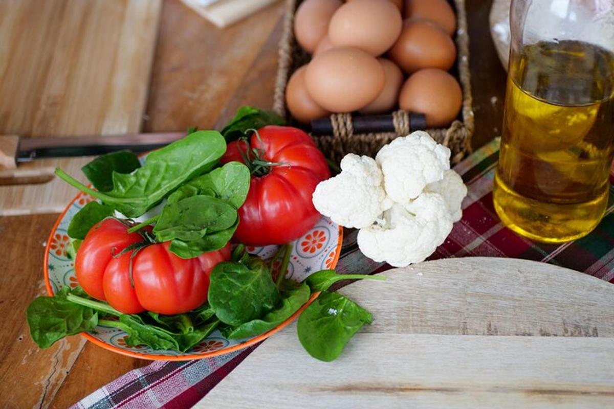 una ciotola di pomodori, spinaci e uova su un tavolo