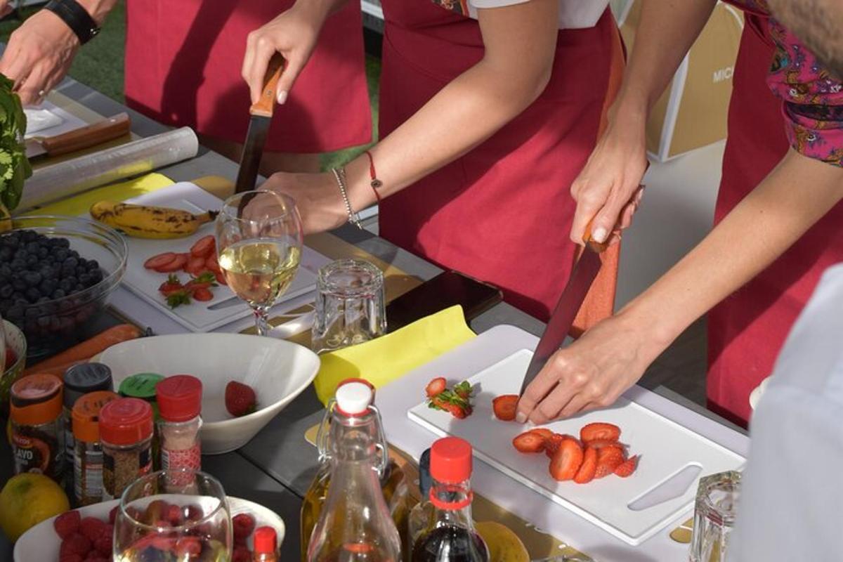 un gruppo di persone che preparano il cibo su un tavolo