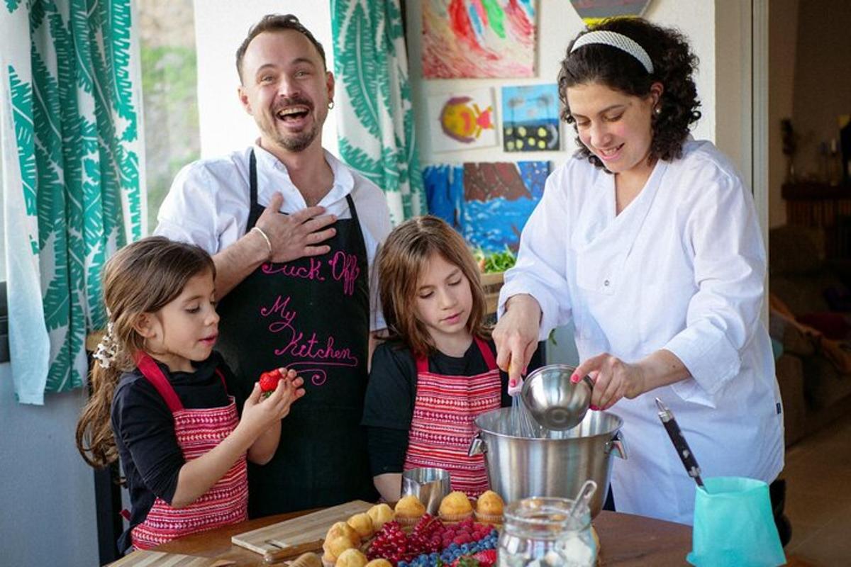 una donna e due bambini in piedi in una cucina che preparano il cibo