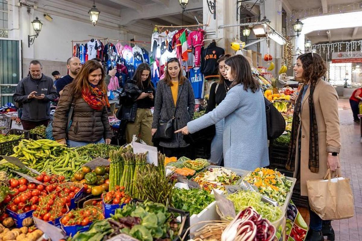 sekumpulan orang berdiri di sekeliling pasar dengan sayur-sayuran