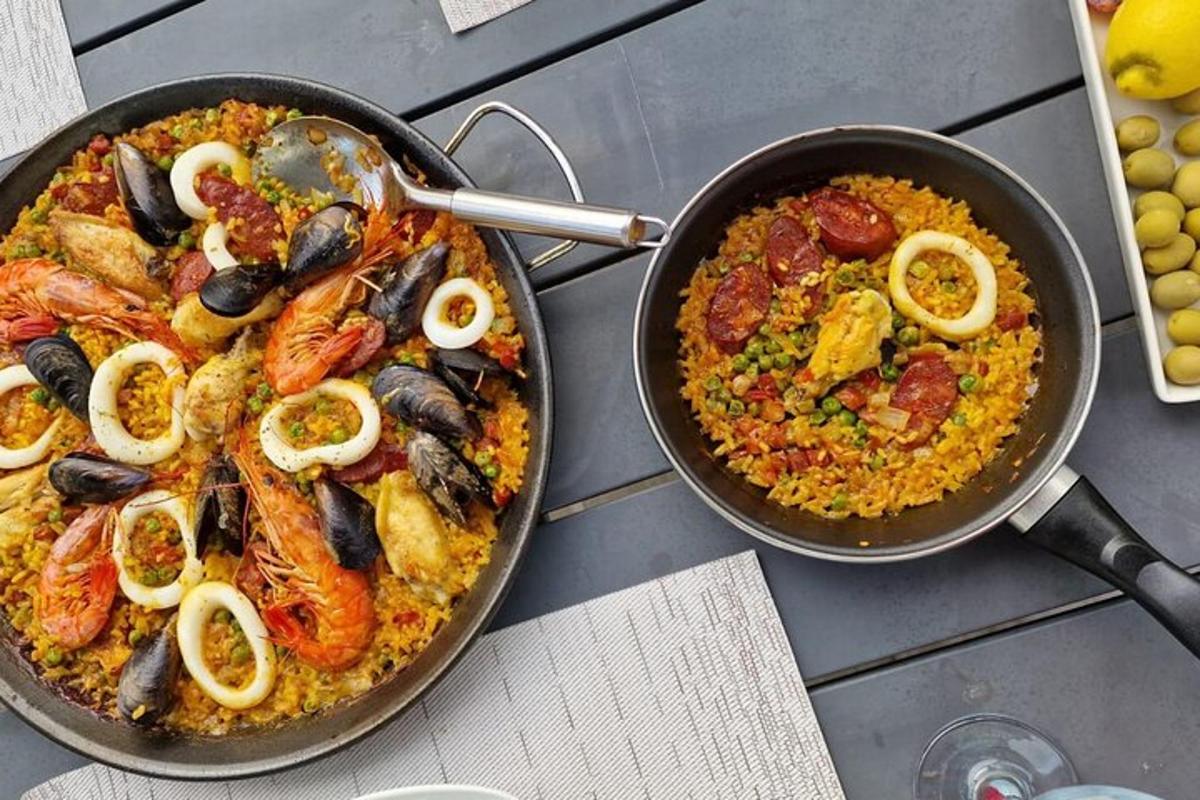 due padelle di cibo con frutti di mare e riso su un tavolo