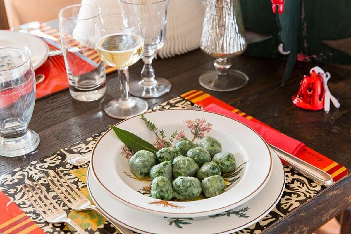 Una mesa con un plato de comida sobre una mesa.