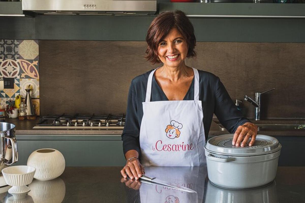 una donna che indossa un grembiule in piedi in una cucina