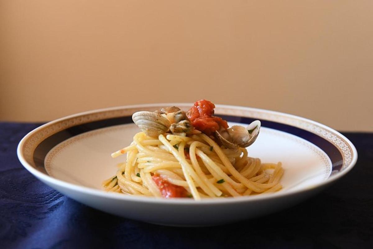 sepinggan pasta dengan udang dan cendawan di atas meja