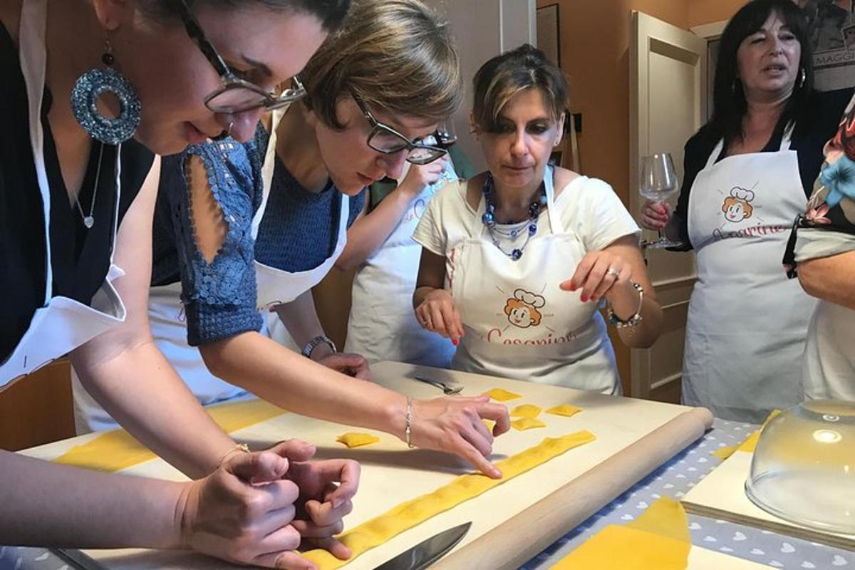 eine Gruppe von Frauen steht um ein Schneidebrett herum