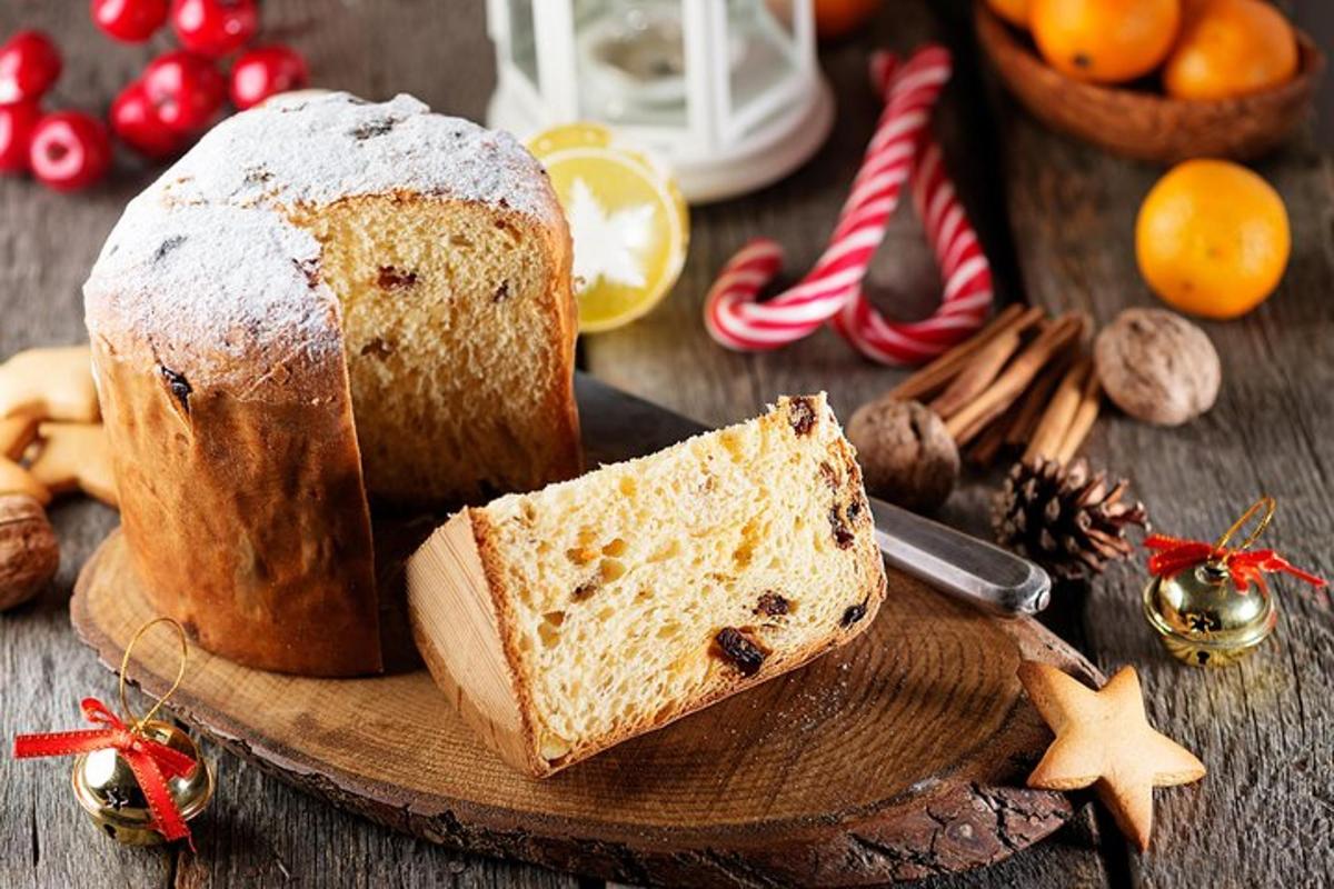um pão em uma tábua de corte de madeira