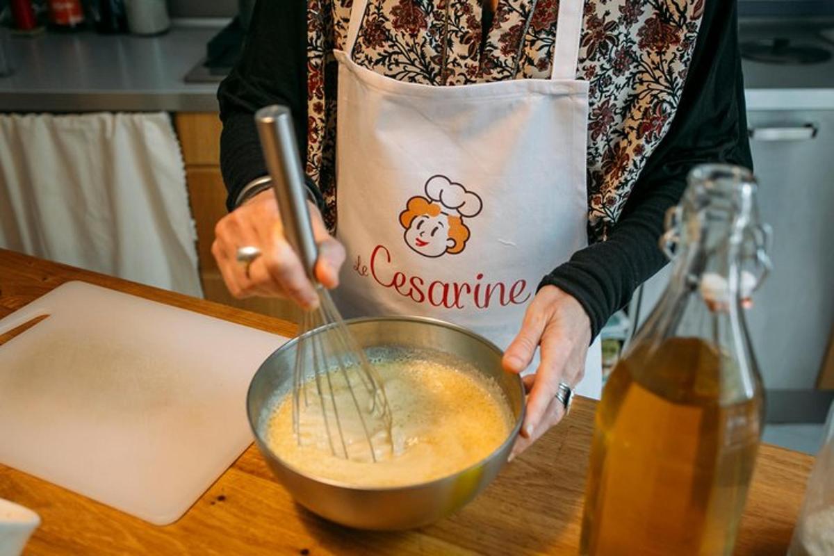 een vrouw die ingrediënten in een kom op een aanrecht mengt