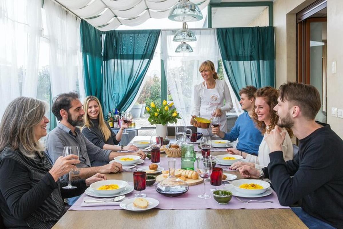 un gruppo di persone sedute attorno a un tavolo che mangiano