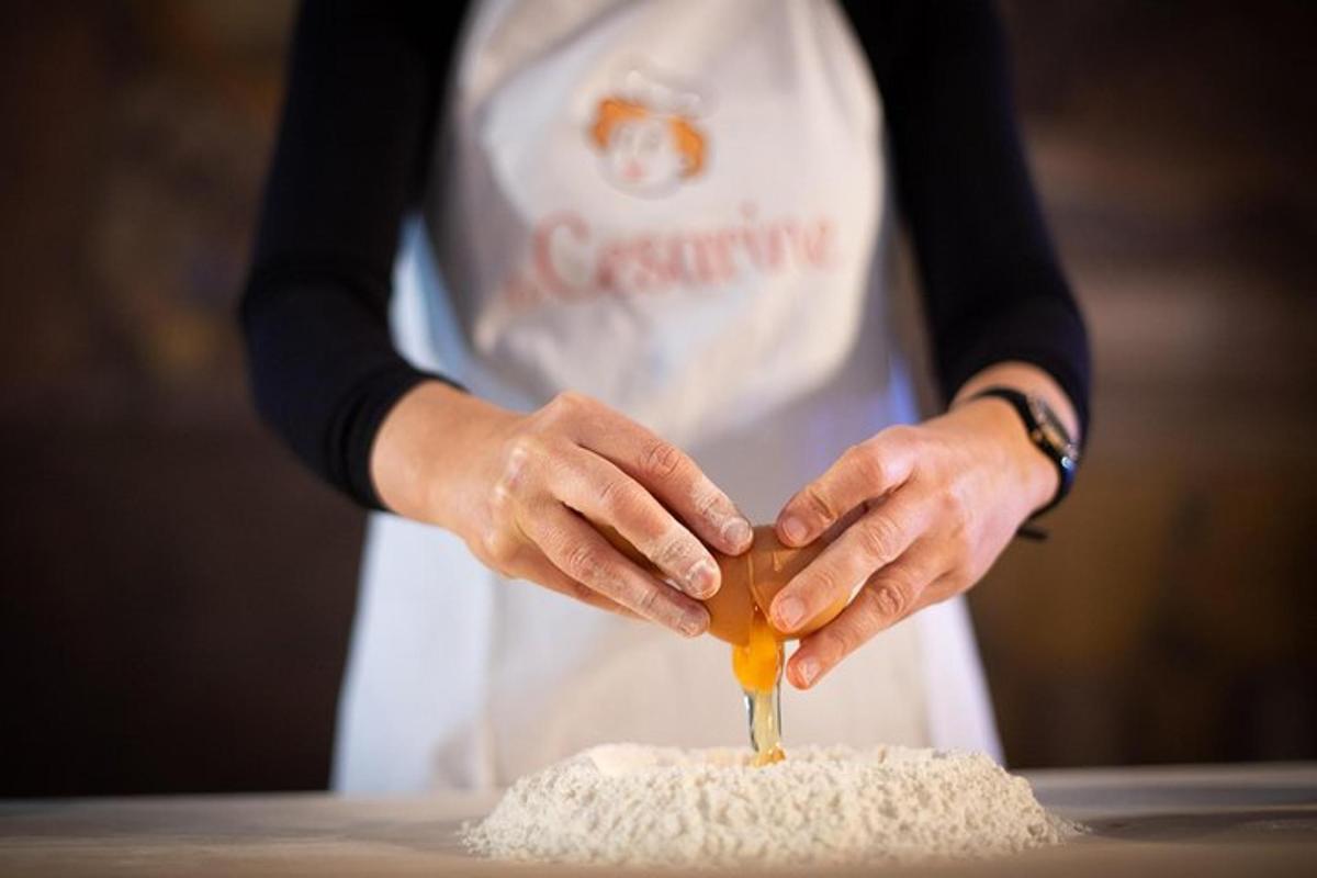 žena v zástěře míchá ingredience do dortu