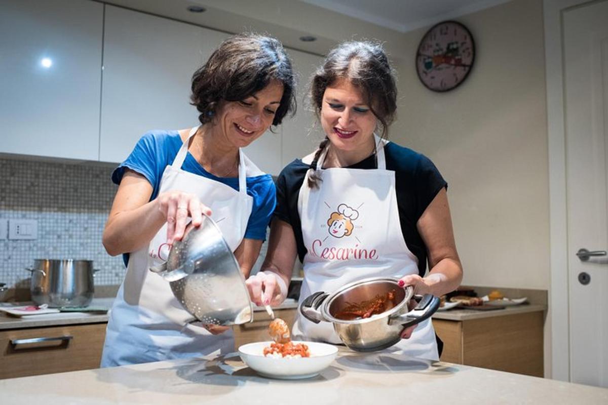 kaks naist köögis toitu valmistamas