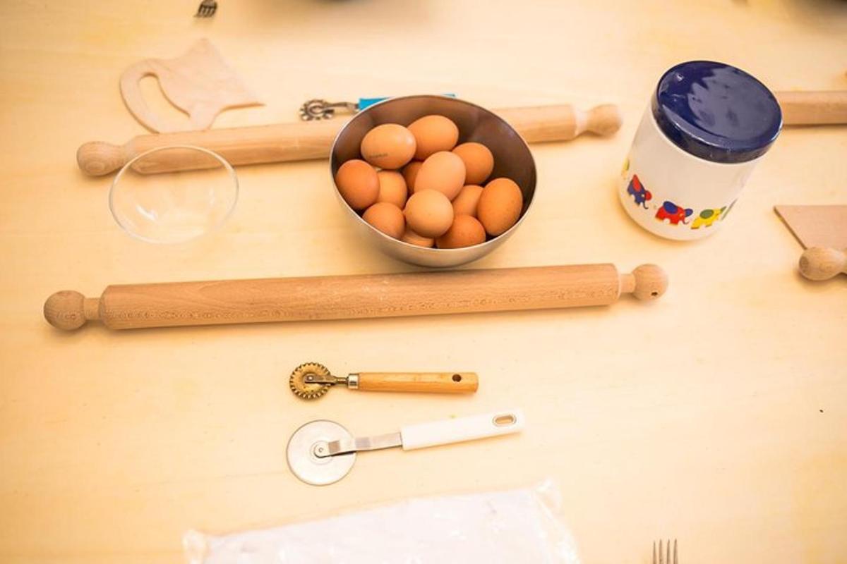 borð með skál af eggjum og kökukefli