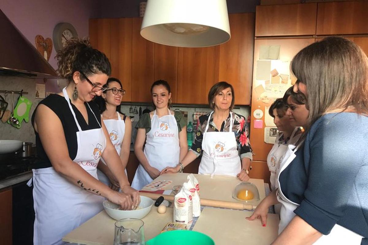 un grup de dones a la cuina preparant menjar