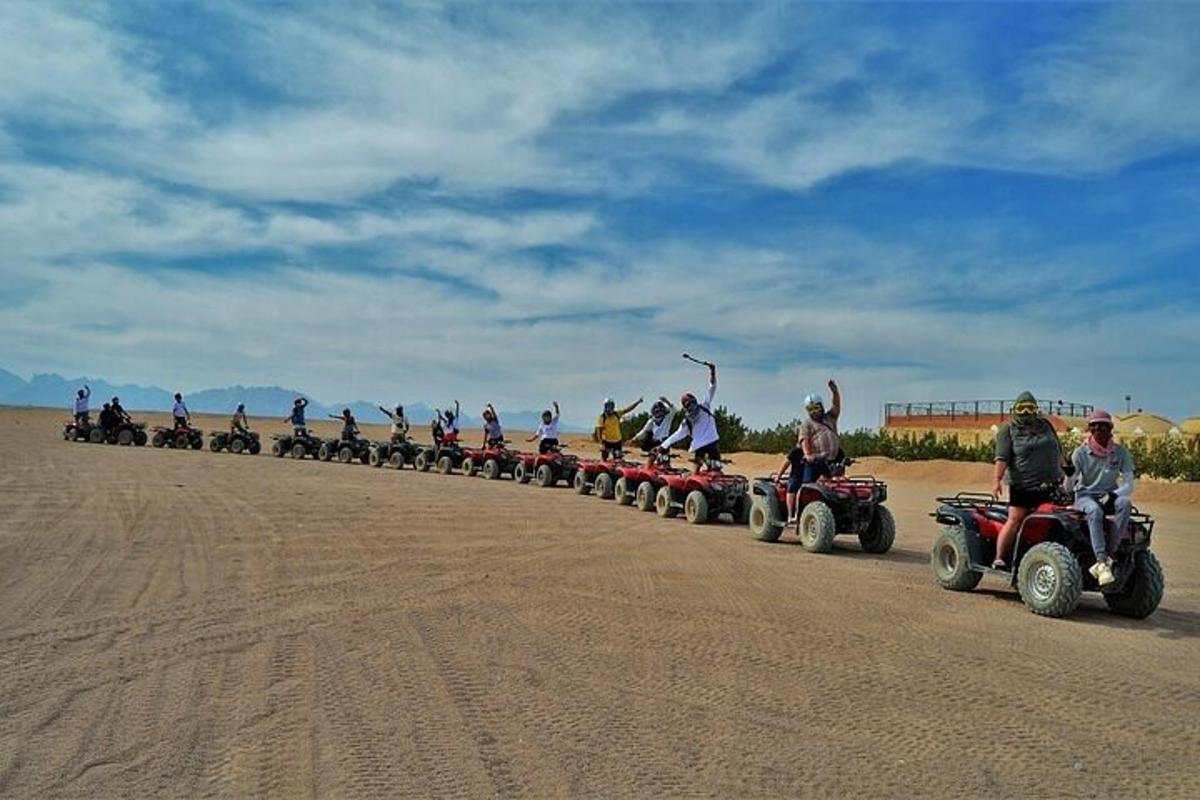 un gruppo di persone che guidano quad su una strada sterrata