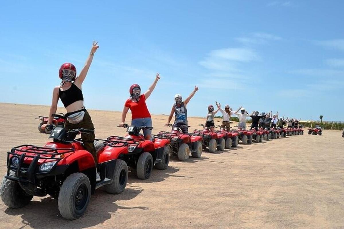 un grup de persones en quads al desert