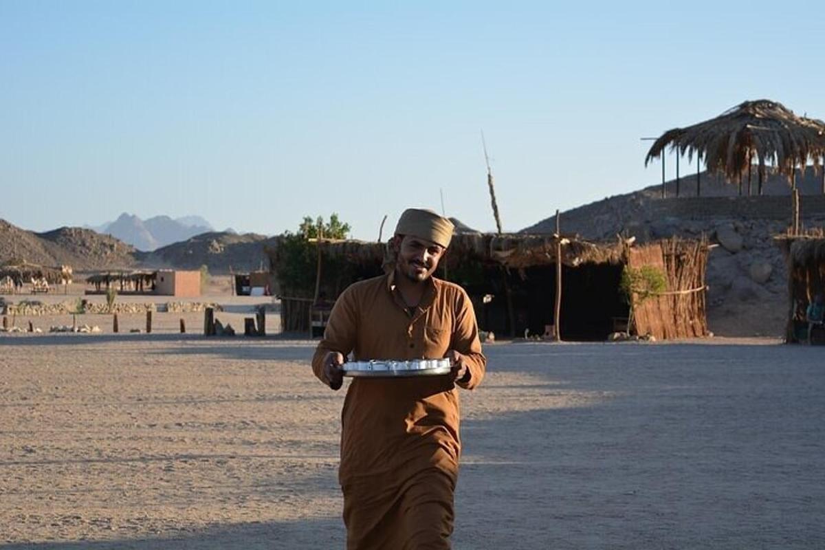 un uomo che tiene in mano un frisbee su una spiaggia