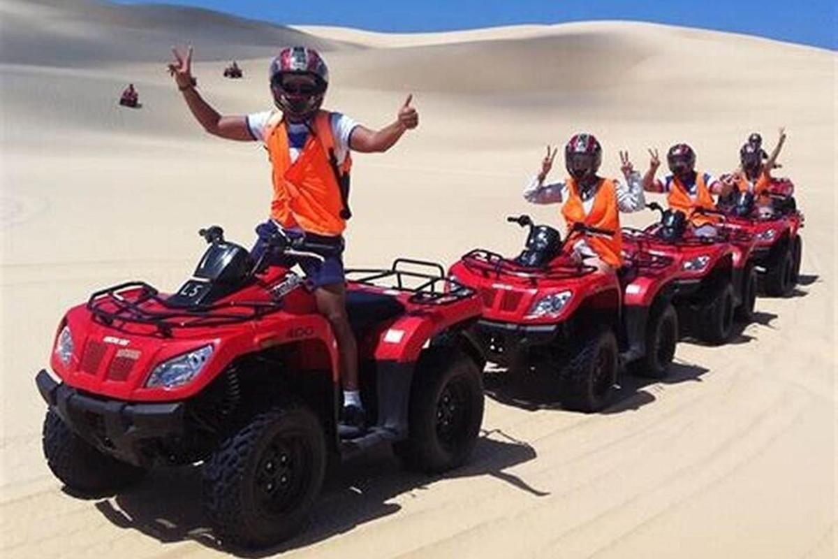 un grup de persones en quads al desert