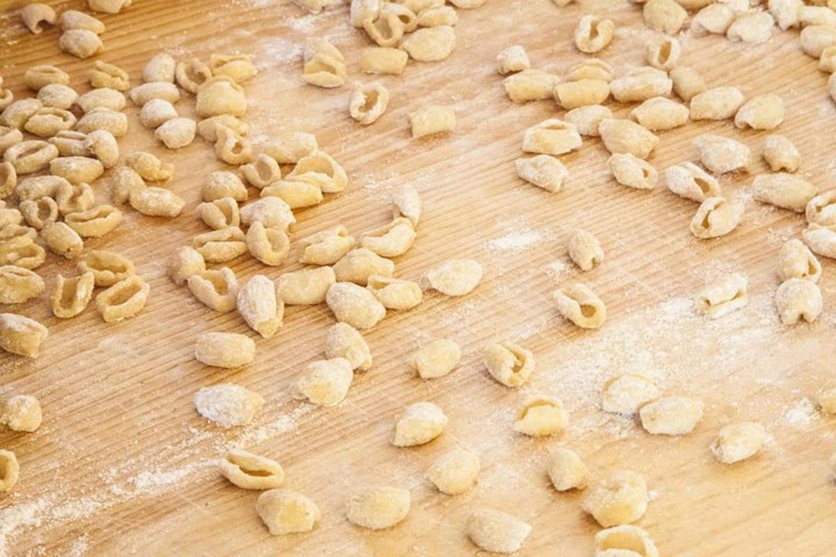 setumpuk kacang mete di atas talenan kayu