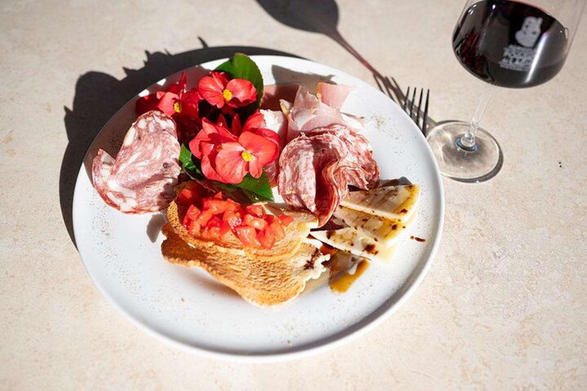Un plato blanco de comida sobre una mesa
