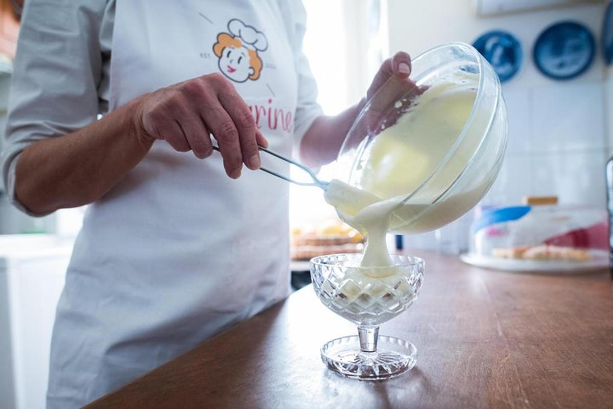 en kok hælder mælk i en glasskål