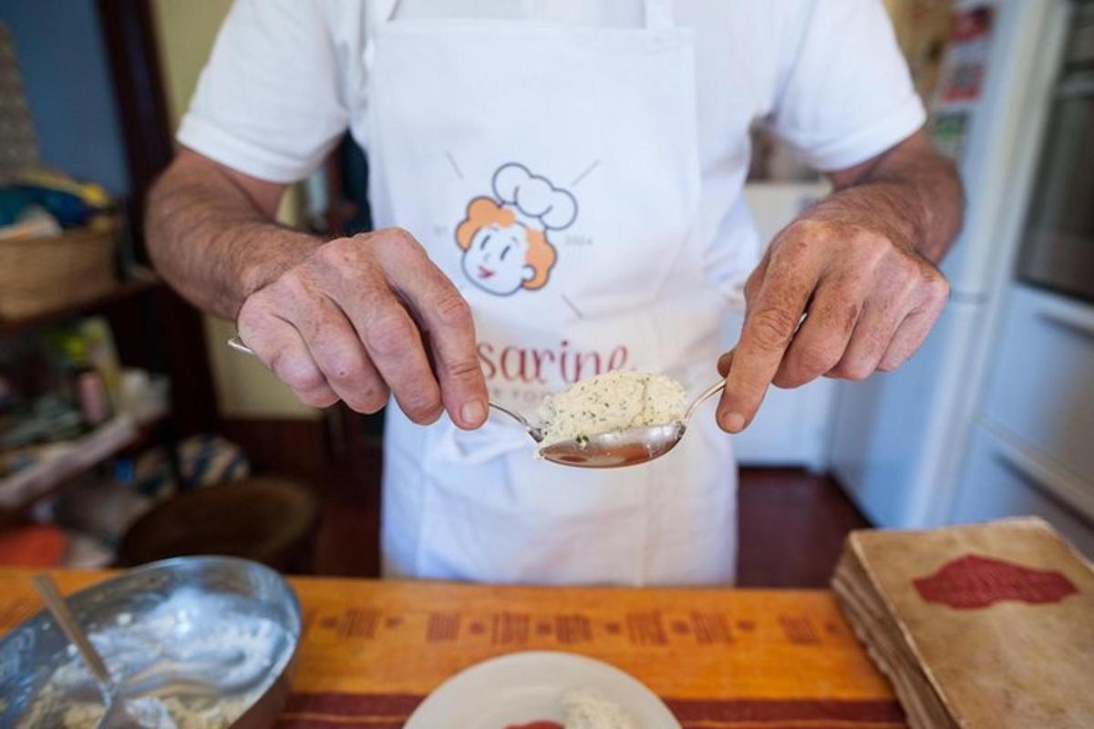un uomo in cucina che prepara il cibo con un cucchiaio
