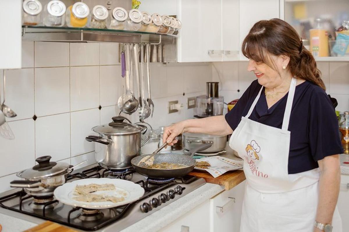una donna in cucina che prepara il cibo in una padella