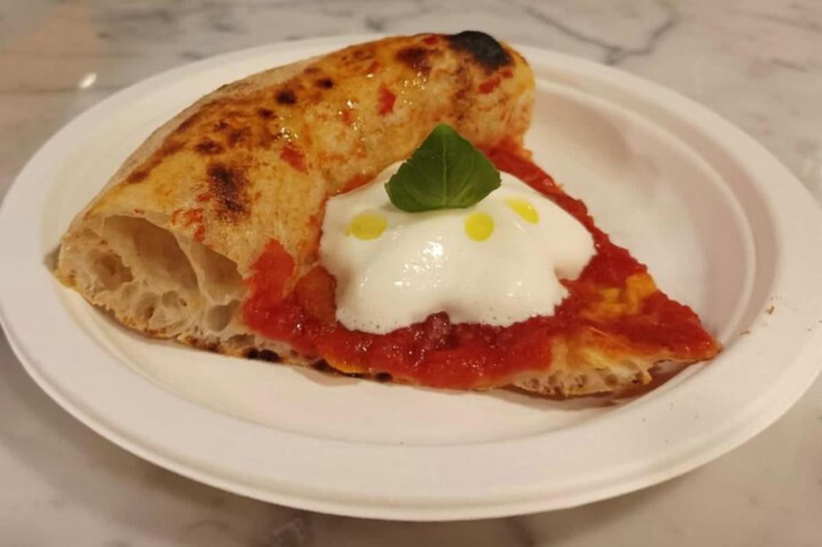 sneið af pizzu á hvítum diski