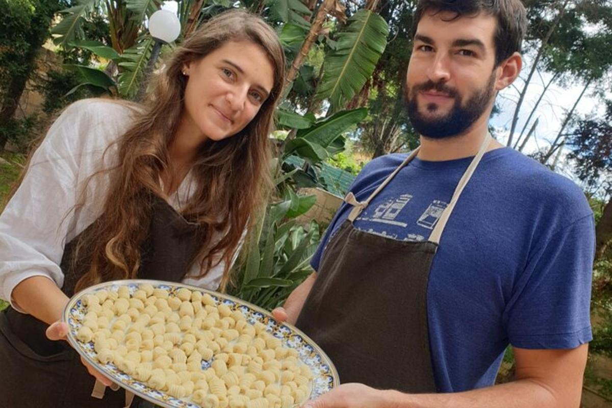un home i una dona que sostenen un plat de menjar
