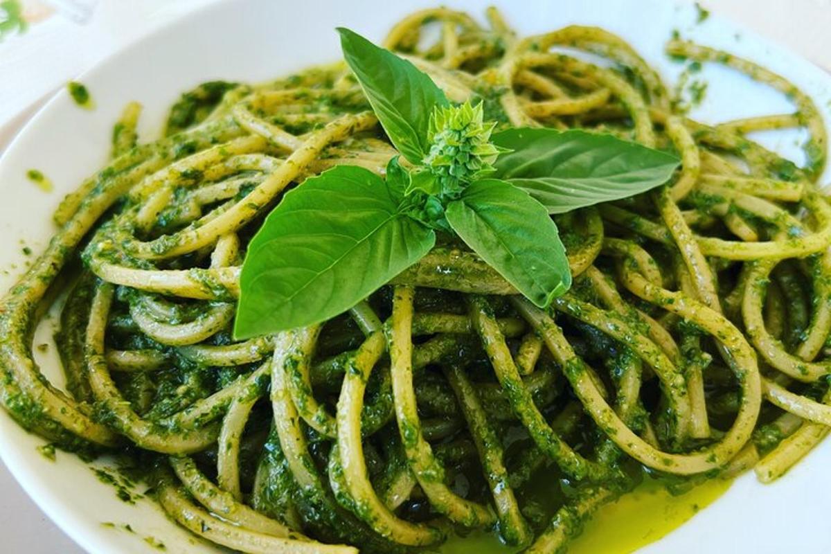un plat d'espaguetis amb una fulla verda a sobre