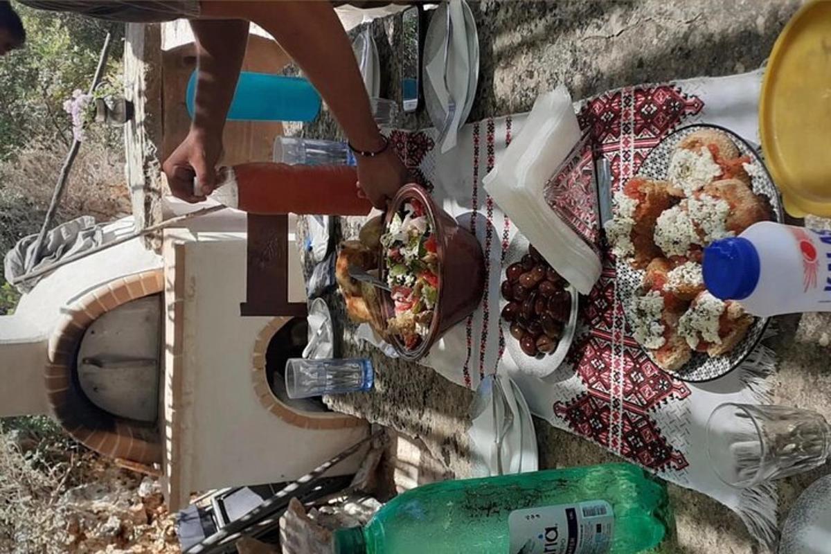 ένα άτομο μαγειρεύει φαγητό σε ένα τραπέζι