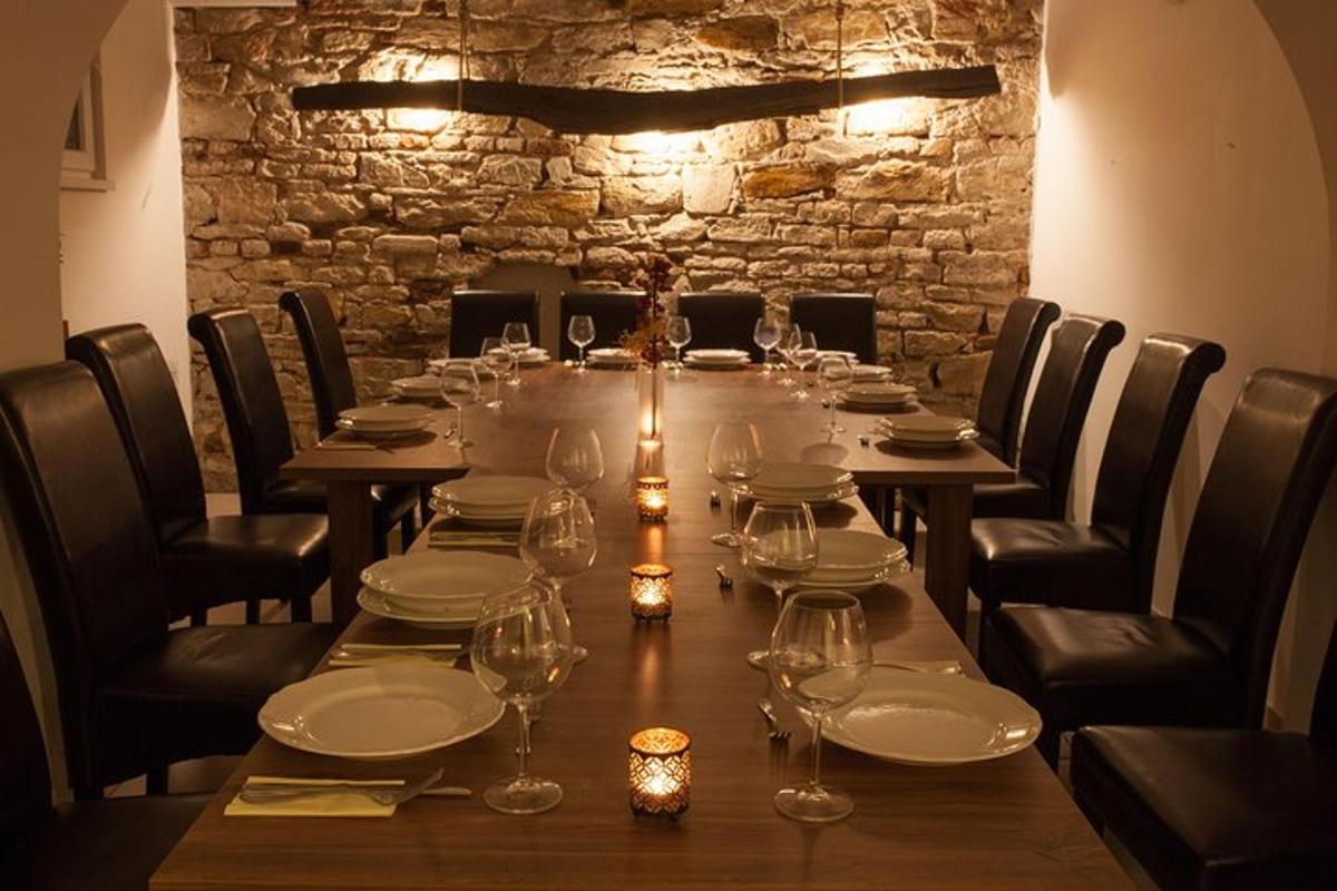 ein langer Tisch in einem Restaurant mit Weingläsern