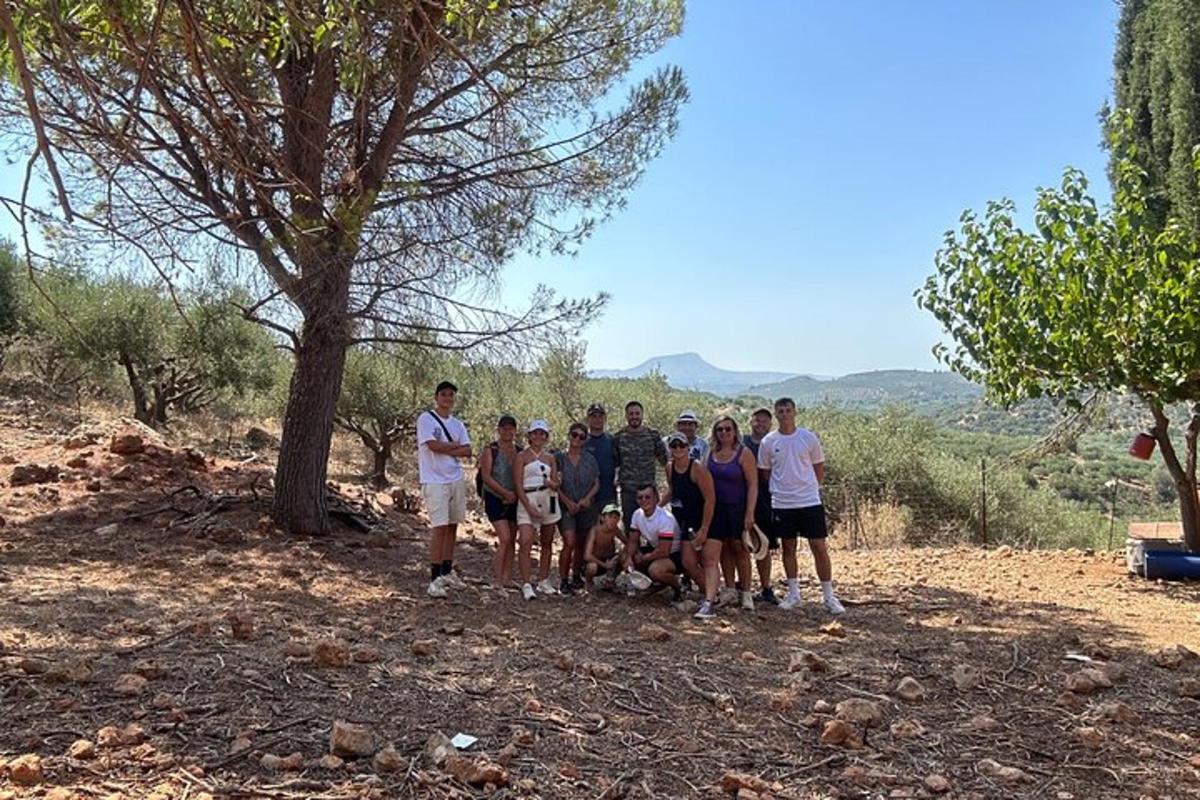 μια ομάδα ανθρώπων που ποζάρουν για μια φωτογραφία σε έναν λόφο