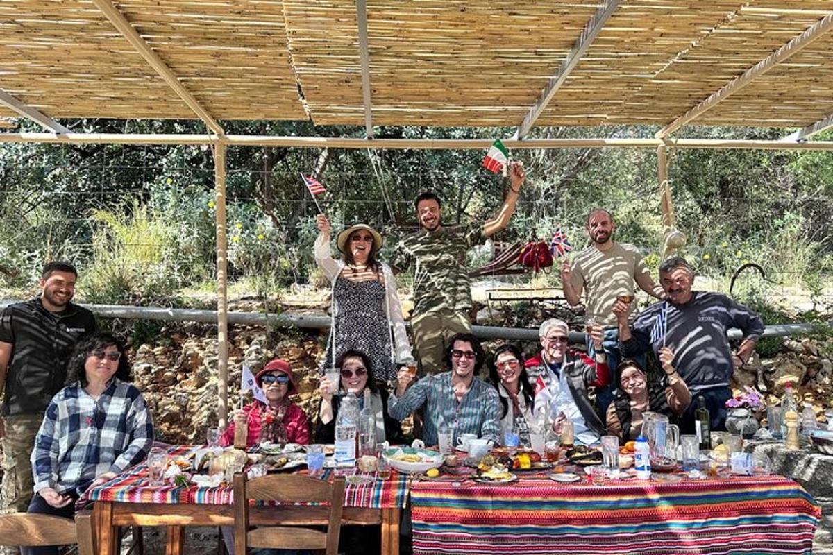 μια ομάδα ανθρώπων που ποζάρουν για μια φωτογραφία σε ένα τραπέζι