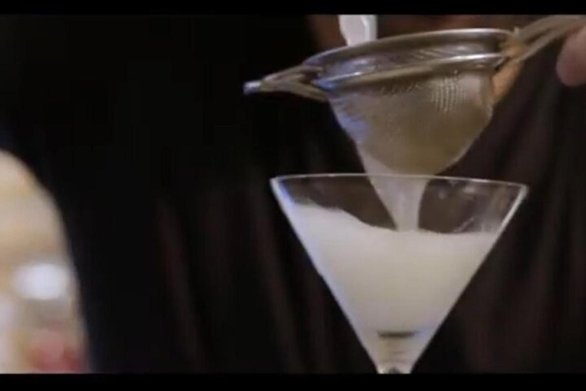 un pahar de martini umplut cu o băutură albă
