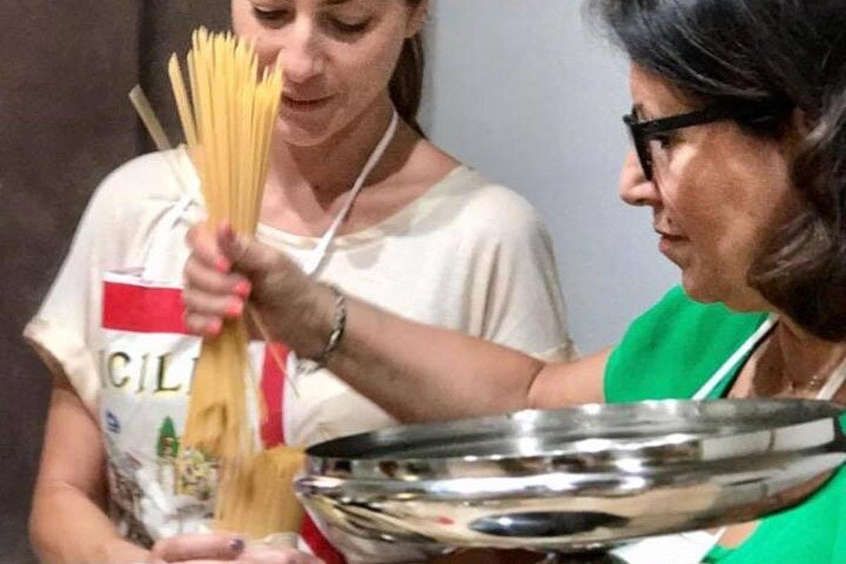 žena držící nudle v misce
