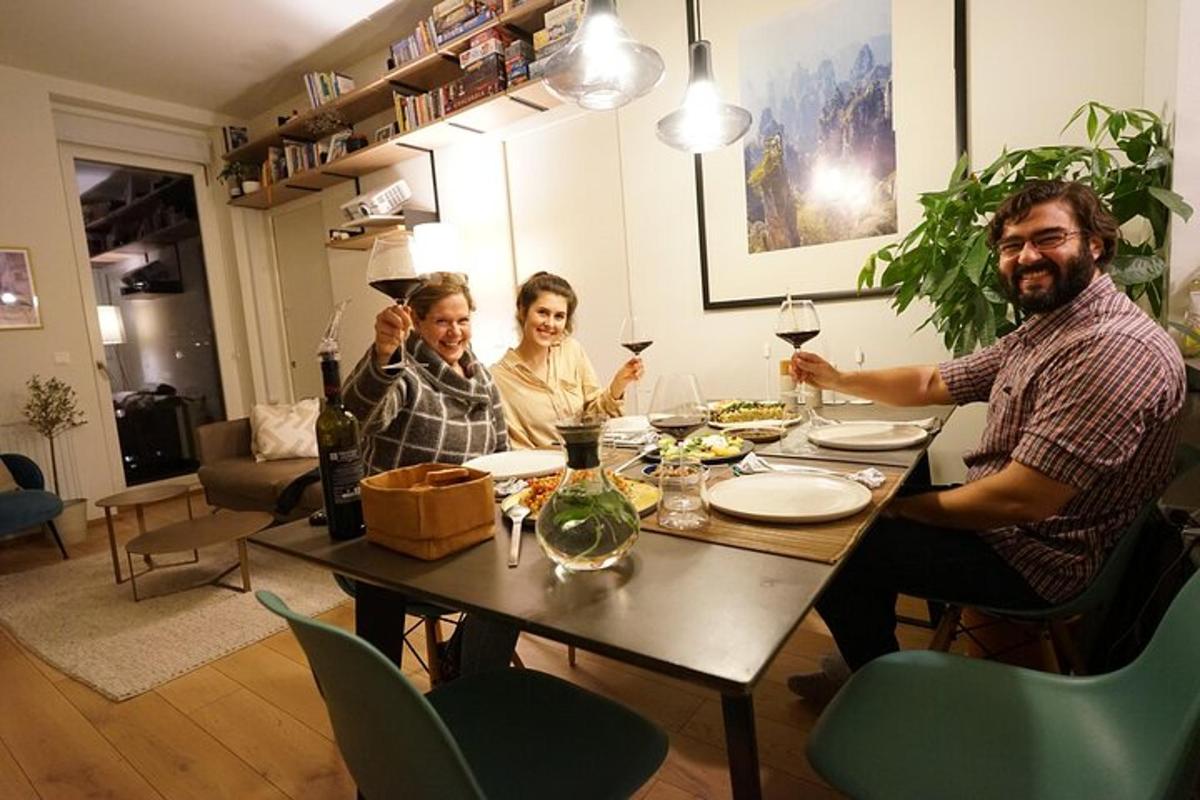 un gruppo di persone sedute a un tavolo con bicchieri di vino