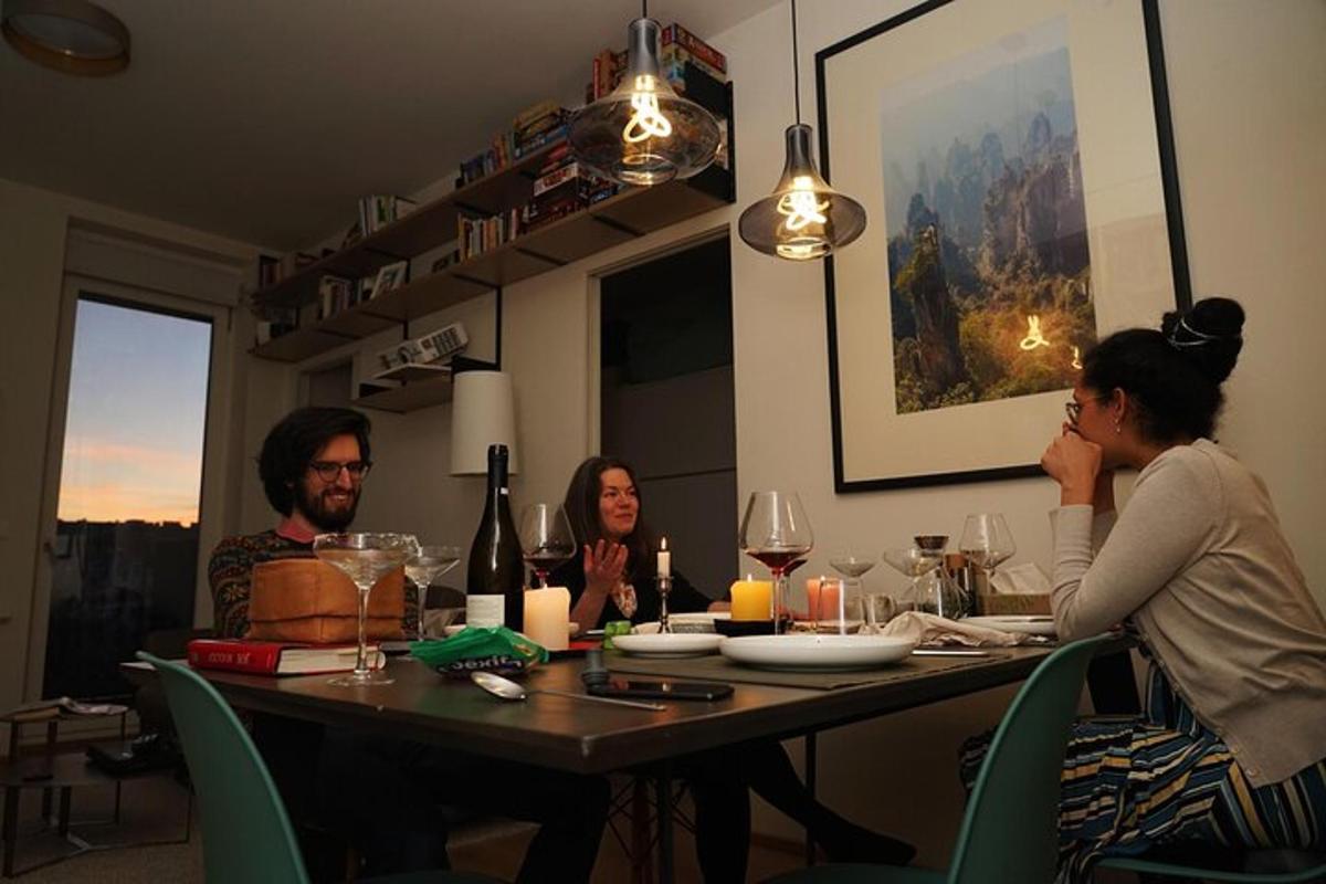 un gruppo di persone sedute a tavola