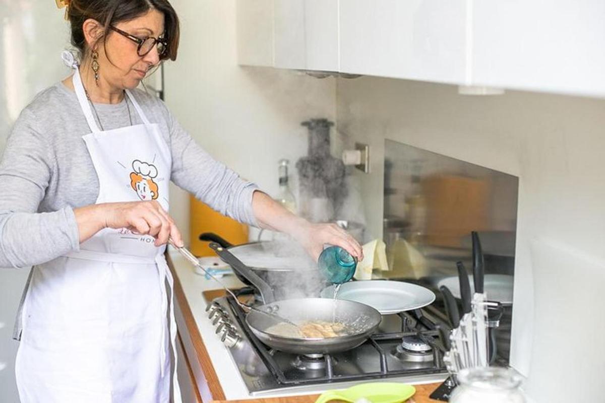 naine köögis wokis toitu valmistamas