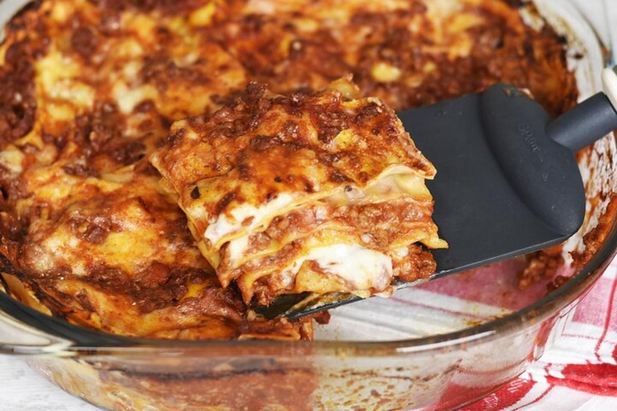 una spatola che prende una fetta di pizza