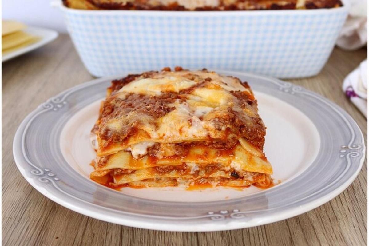 un pezzo di cibo su un piatto su un tavolo