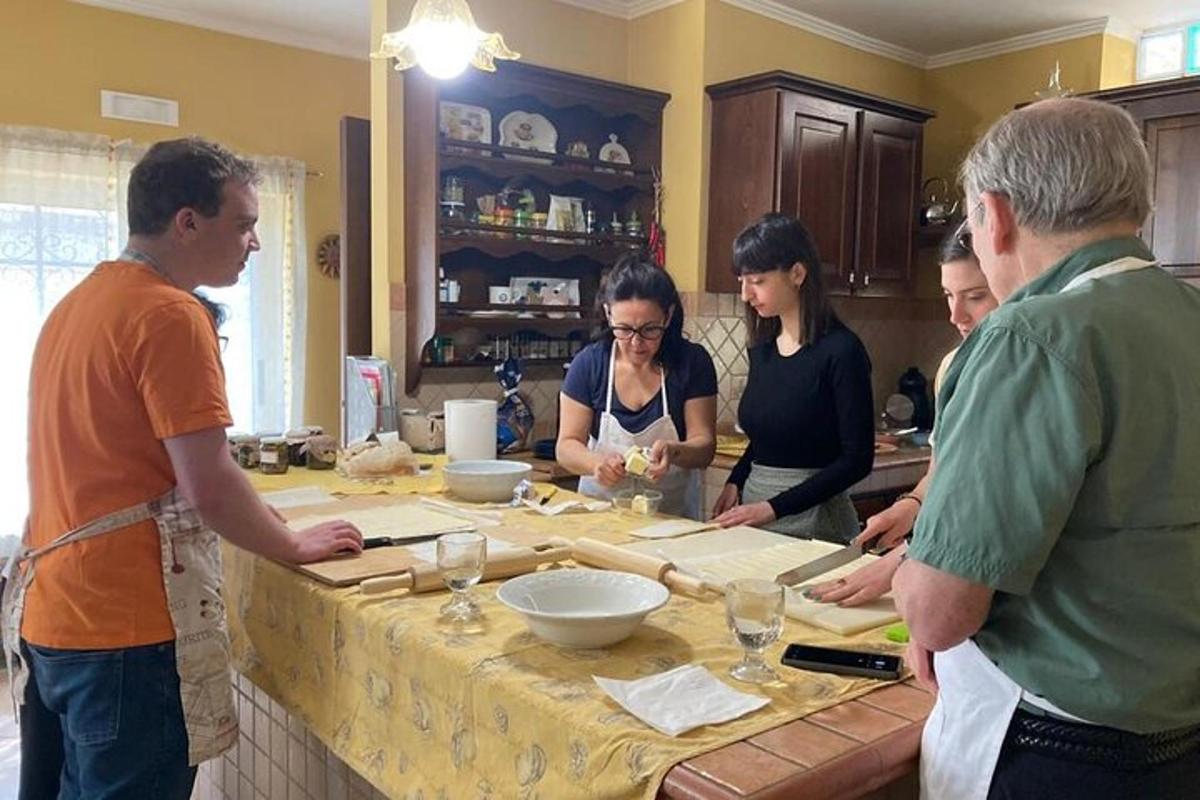un grup de persones dempeus a la cuina preparant menjar