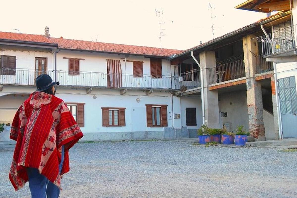 una persona che cammina davanti a un edificio
