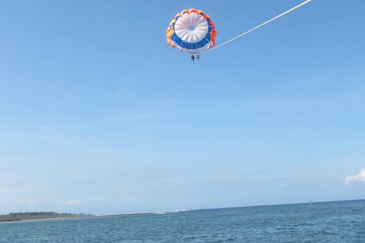 un aquilone che vola nel cielo sopra l'oceano