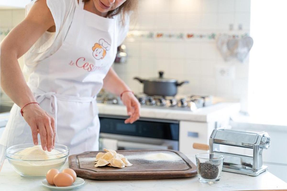 Una mujer en una cocina preparando comida en un mostrador.