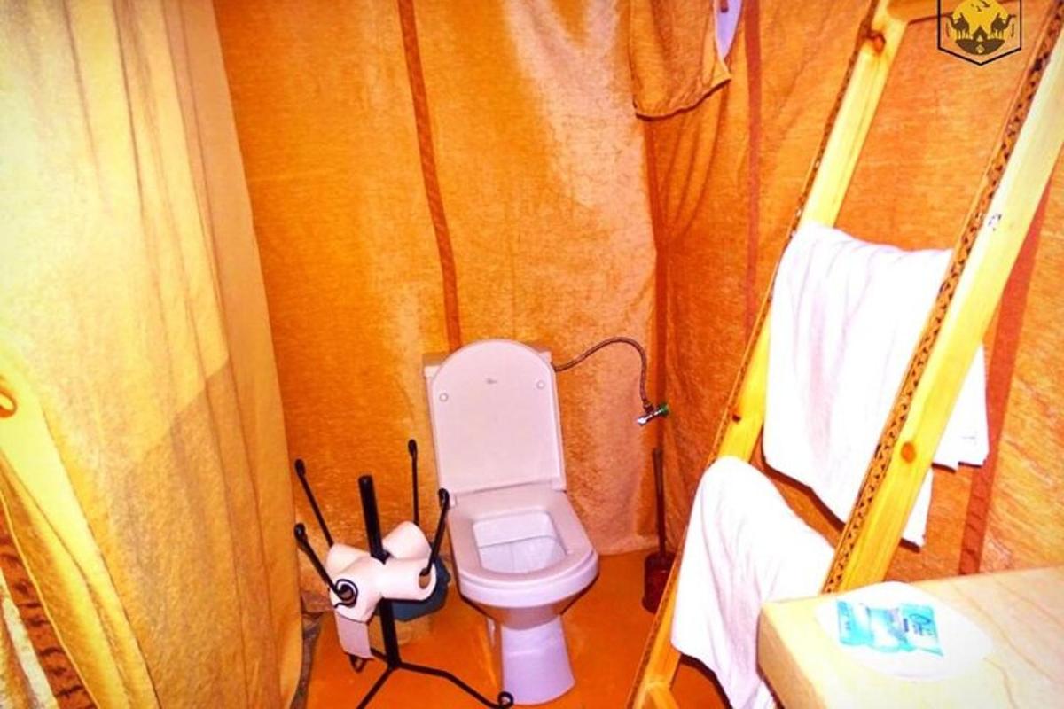 pieni kylpyhuone, jossa on wc huoneessa