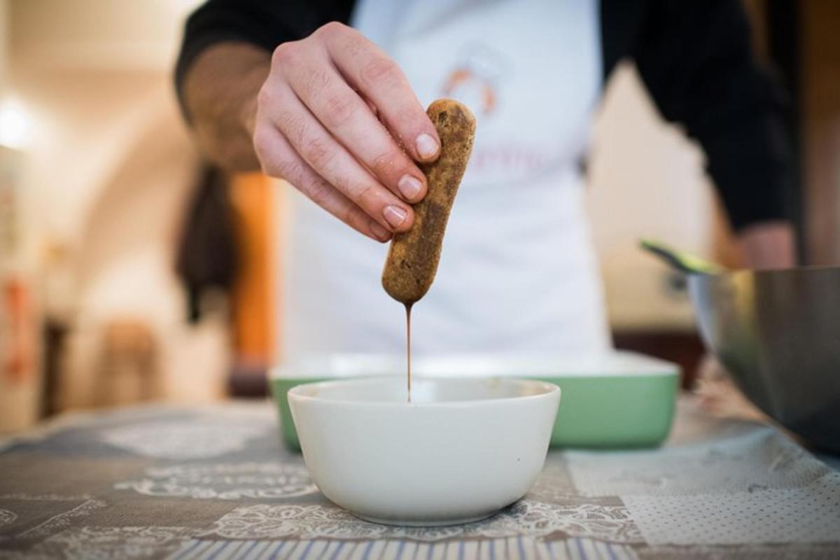 شخص يسكب قطعة من الطعام في وعاء