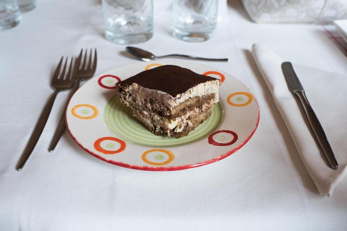 Un trozo de pastel en un plato sobre una mesa