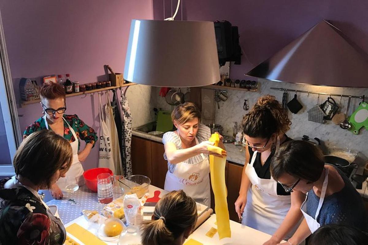 eine Gruppe von Menschen in einer Küche bereitet Essen zu