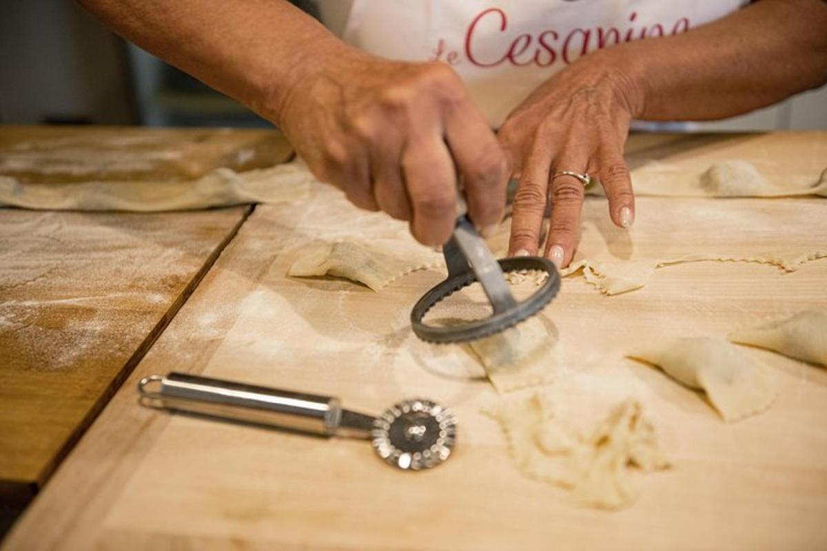 una persona cortando comida en una tabla de cortar con un cuchillo