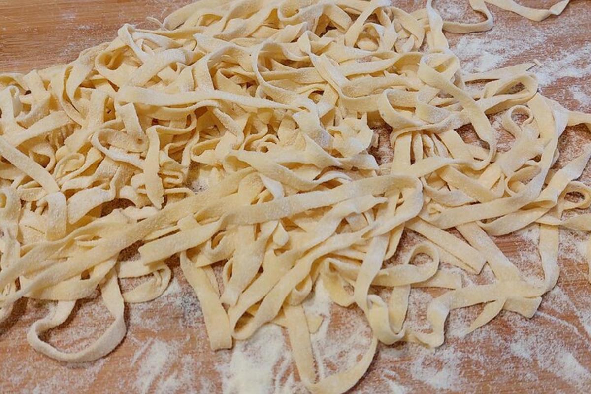Una pila de pasta encima de una mesa